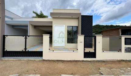 Casa baixa com 3 quartos, sendo 1 suíte, localizada no bairro Guabiruba Sul a 5 minutos do Centro da Cidade