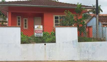 Casa solta com 3 quartos ( 1 Suíte) com amplo espaço de terreno