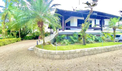 Casa de Alto Padrão semi mobiliada a 16 minutos do Centro de Brusque com 231,64 m² e terreno com 2.584 m² com 4 quartos sendo 1 suíte com piscina, sal