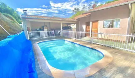 Casa Bairro Rio Branco com 2 quartos 2 vagas de garagem área de festas piscina a 10 minutos do Centro de Brusque ( podendo ser financiada)