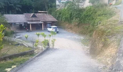 Casa com 3 quartos, piscina, área de festas, garagem para 4 carros, terreno com 690 m² a poucos minutos do centro de Brusque