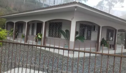 Casa com 5 quartos (sendo 2 suítes) e um amplo terreno localizado n o bairro Nova Brasília