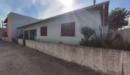 Casa com 3 quartos no Bairro Santa Terezinha, próxima a FIP