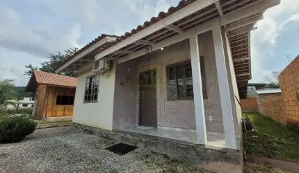 Casa á venda no Bairro São Pedro em Guabiruba com amplo espaço de terreno