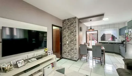Casa de três quartos com piscina e área de festas e três vagas de garagem, localizada a apenas quinze minutos do coração da cidade.