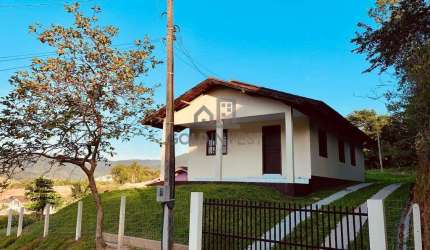 OPORTUNIDADE INCRÍVEL! Casa Solta no bairro Dom joaquim com 3 quartos| Dom Joaquim