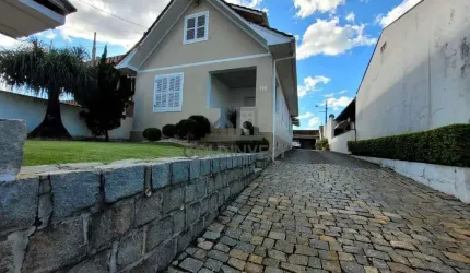 Casa com Amplo terreno à venda no Centro de Brusque