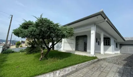 Casa semi mobiliada com 3 dormitórios no bairro São Pedro-Brusque!!