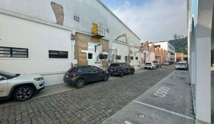 Sala comercial com 350m² no Centro de Brusque!!!