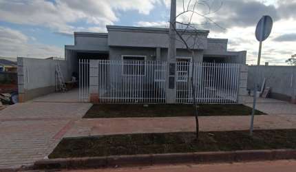 Casas de frente para rua no Porto das Laranjeiras...