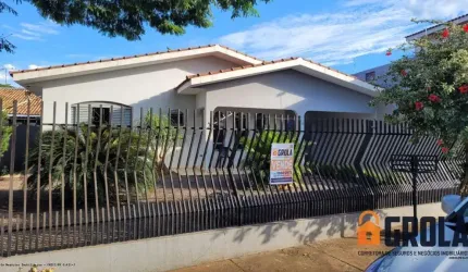 Casa para Venda em Campo Mourão, Centro, 5 dormitórios, 1 suíte, 2 banheiros, 2 vagas