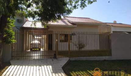 Casa para Venda em Campo Mourão, Centro, 3 dormitórios, 1 suíte, 2 banheiros, 2 vagas