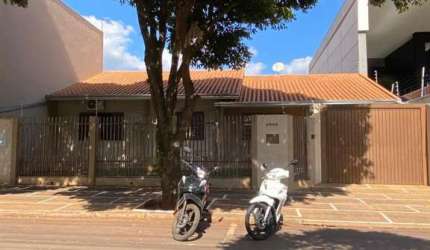 Casa para Venda em Campo Mourão, Centro, 5 dormitórios, 1 suíte, 2 banheiros, 7 vagas