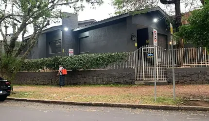 Casa comercial com 7 salas para alugar na Avenida Alegrete, 21, Petrópolis, Porto Alegre por R$ 6.300