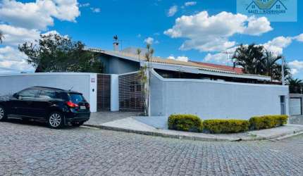 Alto Padrão! Casa Térrea com Piscina, Lareira e Suíte com Hidro e Closet