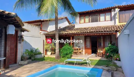 CONFORTÁVEL CASA DE 4 QUARTOS COM PISCINA EM CONDOMÍNIO FECHADO À VENDA