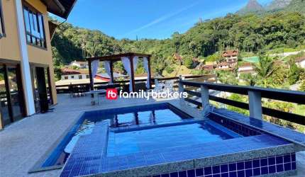 LUXO EM TERESÓPOLIS: CASA DUPLEX COM 5 SUÍTES SENDO 3 SUITES | 2200 M² | 4 VAGAS