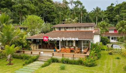 ESPETACULAR CASA EM ANGRA DOS REIS | 5 QUARTOS SENDO 2 SUÍTES | 460M² | 4 VAGAS