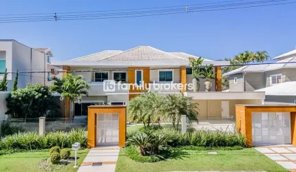 Casa à venda em condominio de luxo com 1200m², 4 suítes e 4 vagas.