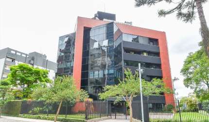 Vendo excelente apartamento no Batel. Duas vagas.