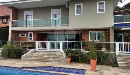 Sobrado Alto Padrão com Piscina à Venda no Horto Florestal – 4 Suítes