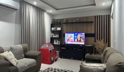 Casa AVERBADA, com ótimo padrão de acabamento