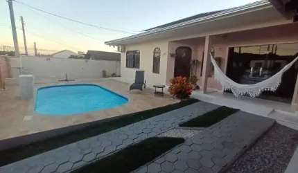 Linda Residência com amplo terreno.