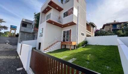 SOBRADO TRIPLEX A VENDA COM VISTA MAR -PRAIA DO SANTINHO