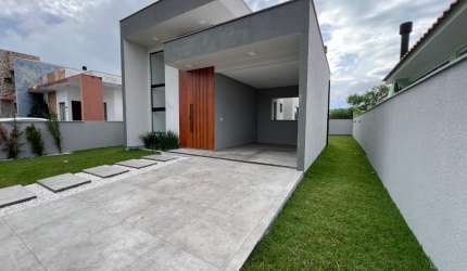 Apresentamos uma excelente casa localizada no bairro Rio Vermelho, com um amplo pátio individual perfeito para momentos de lazer,