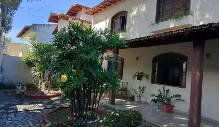 CASA GRANDE EM MORADA DE CAMBURI COM EXCELENTE LOCALIZAÇÃO