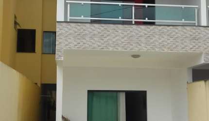 Casa individual com 03 quartos