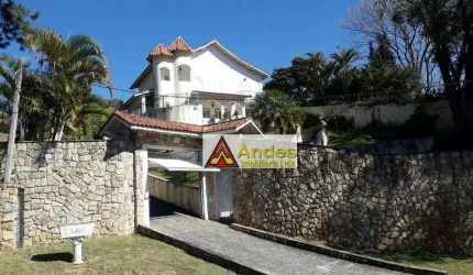 Portentosa mansão na Serra da Cantareira, com 690m2 de A.C e 1.600 de Terreno! É tudo o que você precisa! Confira.