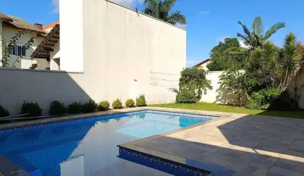 Casa com 04 dormitórios e piscina no Atami Sul