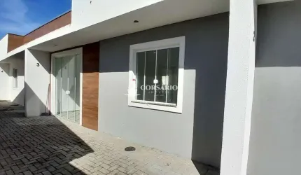 Casas geminadas próximas ao mar