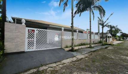Casa com piscina e 4 quartos perto do mar