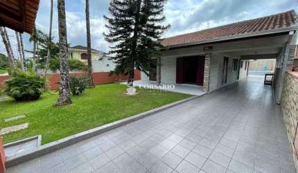 Casa com 04 dormitórios e piscina Carmery