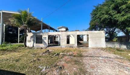 Casas em frente a rodovia em Pontal do Paraná
