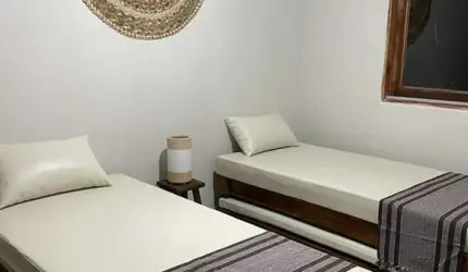 Casa de 2 dormitórios / mobiliado e decorado / 50 metros do mar