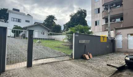 Casa com terreno grande no Floresta