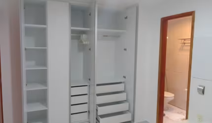 Quarto separadonda sala,muito bom!