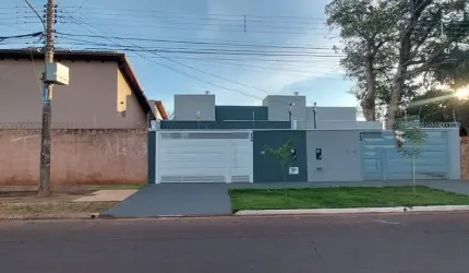 CASA À VENDA – MODERNA E COM 2 SUÍTES