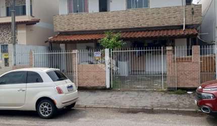 CASA DUPLEX COM 8 DORMITÓRIOS/ QUARTOS  NO BAIRRO MADRI EM PALHOÇA A VENDA POR R$ 721.000,00