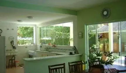 Casa à Venda com 4 quartos, 2 suítes e 234m² por R$ 2.700.000