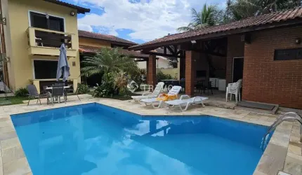 Casa à Venda com 4 suítes, 2 vagas, 290m² de construção por R$ 3.400.000