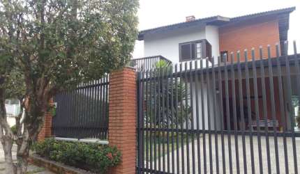 Sobrado Exclusivo em Condomínio Fechado – Segurança, Privacidade e Muito Verde