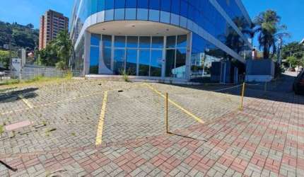 Prédio Comercial Monousuário no Centro de Apoio 1