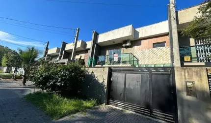 Sobrado com móveis planejados no Jardim Guaraituba
