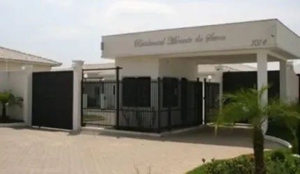 Linda casa com móveis planejados no Condomínio Mirante da Serra.