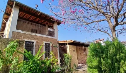 Sobrado com edícula em ótima localização.