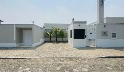 Casa no condomínio fechado Santa Maria com ótima localização.